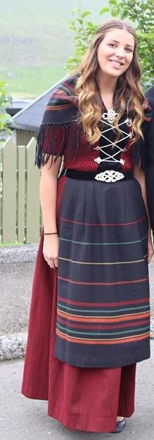 Färöiska i nationaldräkt