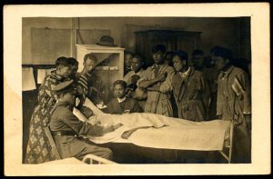 siamesiska-soldater-besoker-en-kamrat-som-blivit-sjuk